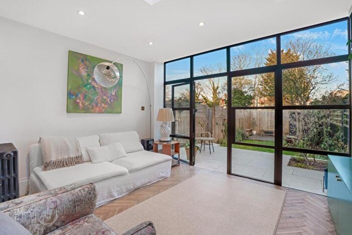 3 Bedroom Maisonette For Sale In Colfe Road, Forest Hill, London, SE23