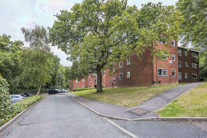 2 Bedroom Flat To Rent In Bridle Path, Woodford Green, IG8