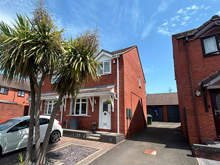 3 Bedroom Semi-Detached House For Sale In Farmer Way, Tipton, DY4