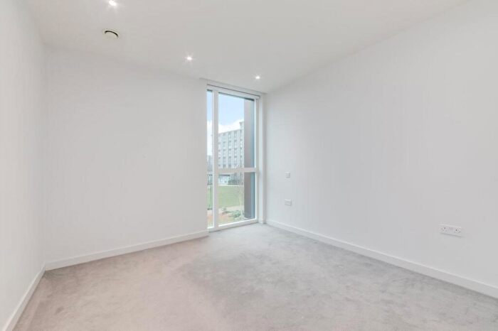 2 Bedroom Flat For Sale In The Parkhouse, Kayani Avenue, N4