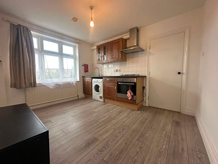 2 Bedroom Flat To Rent In Tanners Lane, Ilford, IG6