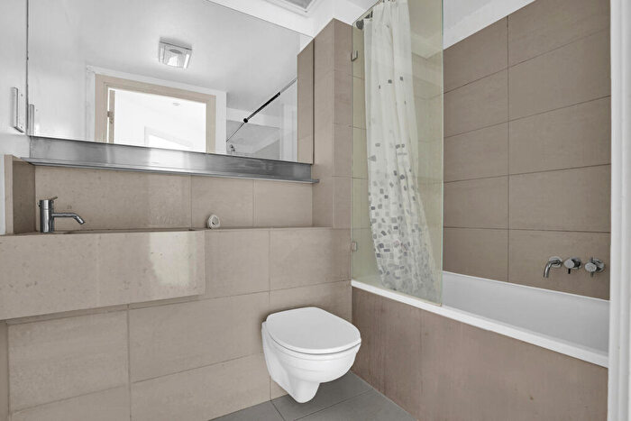 1 Bedroom Flat For Sale In Hutchings Street, E14