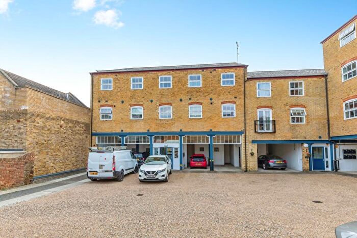 2 Bedroom Flat For Sale In Crow Lane, Rochester, ME1