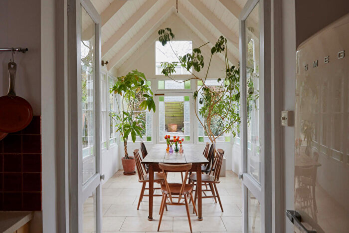 2 Bedroom Flat For Sale In Belsize Avenue, London, NW3