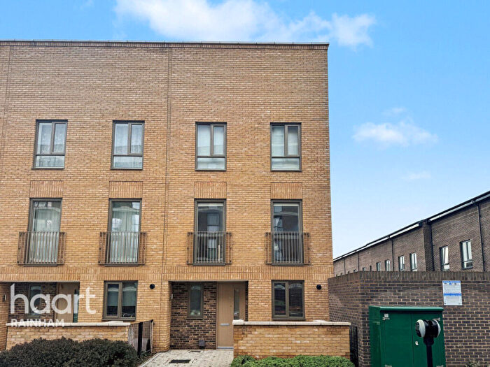 4 Bedroom Town House For Sale In Bridgend Crescent, Rainham, RM13