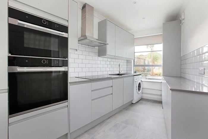 2 Bedroom Flat To Rent In Fulham Island, Farm Lane, SW6