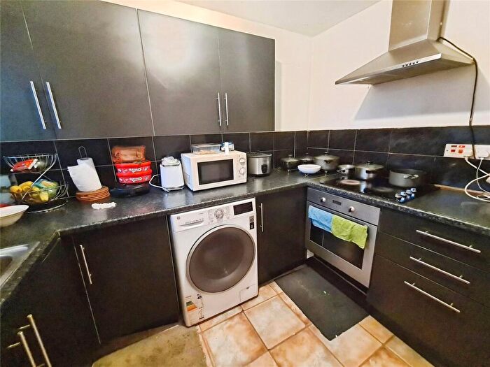 2 Bedroom Flat To Rent In James Street, Southampton, Hampshire, SO14