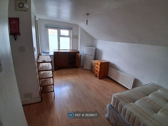 Studio To Rent In Leigham Vale, London, SW16