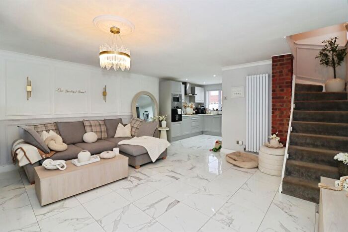 3 Bedroom Detached House For Sale In Meadow View, Holmewood, Chesterfield, S42