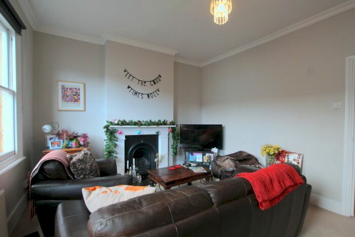 2 Bedroom Flat To Rent In Inman Road, Wandsworth SW18