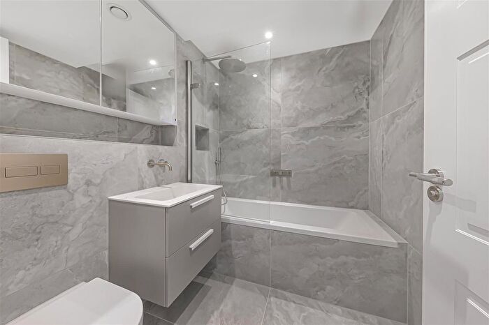 2 Bedroom Flat To Rent In Beechcroft Avenue, Golders Green, NW11