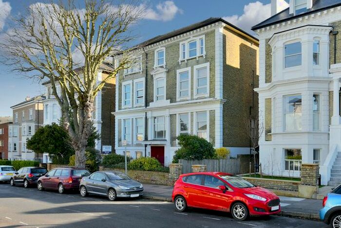 1 Bedroom Flat To Rent In Avenue Elmers, Surbiton, KT6