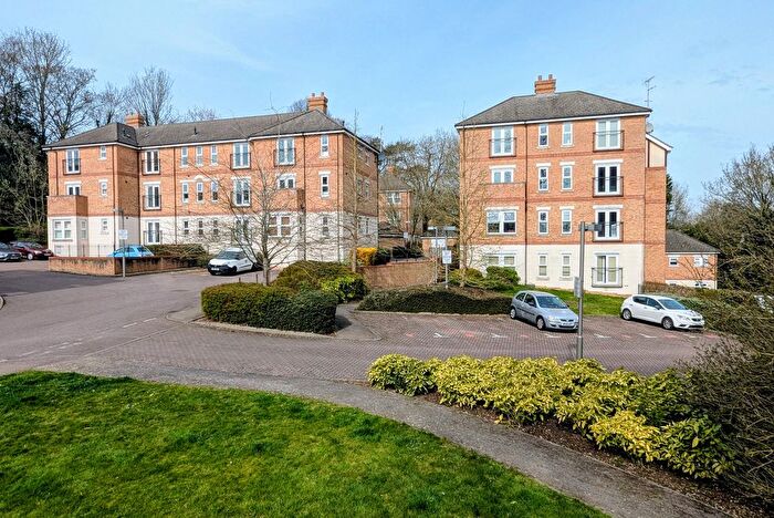 2 Bedroom Flat For Sale In Adrian Close, Boxmoor, HP1