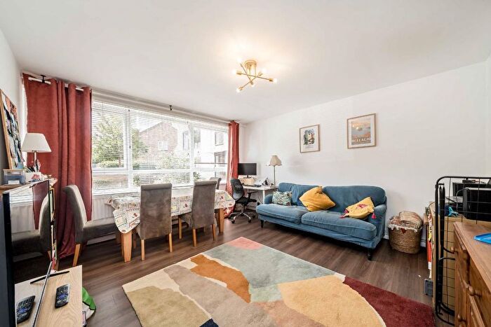 2 Bedroom Flat For Sale In Waynflete Street, Earlsfield, SW18