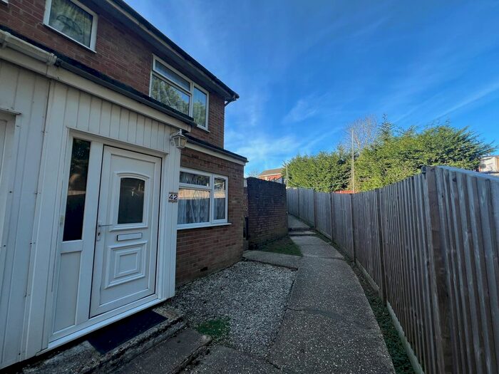 2 Bedroom Maisonette To Rent In Banbury Avenue, Southampton, SO19