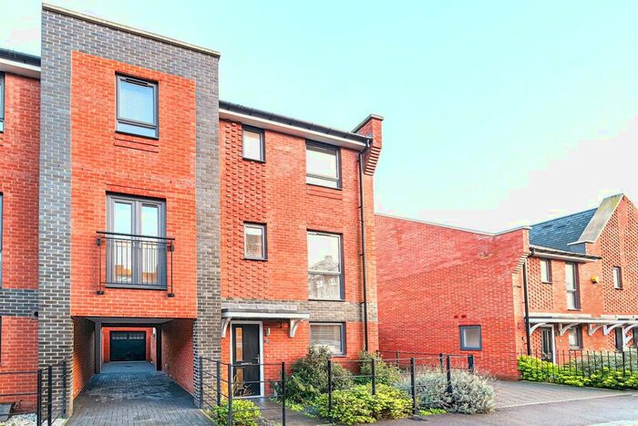 4 Bedroom Town House To Rent In Nightingale Way, Reading, RG30