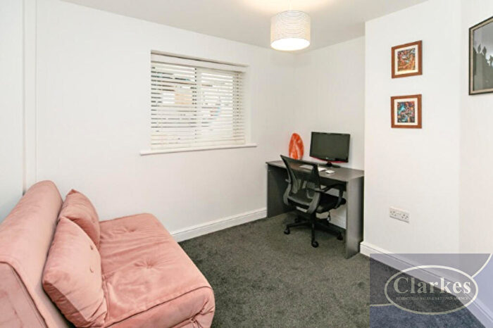3 Bedroom Flat For Sale In Columbia Road, Bournemouth, BH10