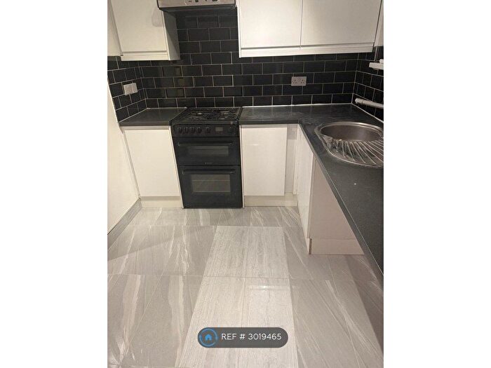 2 Bedroom Flat To Rent In Axminster Crescent, Welling, DA16