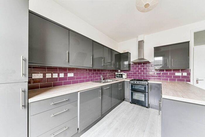 3 Bedroom Flat To Rent In Florence Road, Finsbury Park, London, N4