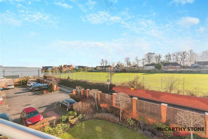 1 Bedroom Flat For Sale In Benedict Court, Western Avenue, Newbury, Berkshire, RG14