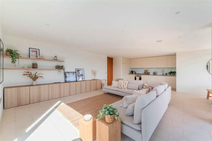 3 Bedroom Flat To Rent In Oval Road, London, NW1