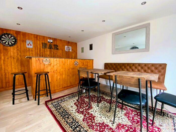 5 Bedroom Semi-Detached House To Rent In Bed Student Home - Knight Avenue, CT2