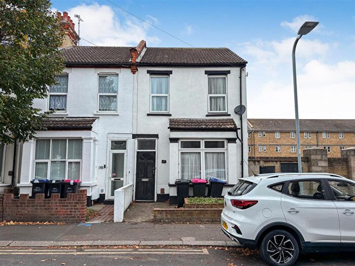 3 Bedroom End Of Terrace House For Sale In Salisbury Avenue, Westcliff-On-Sea, SS0