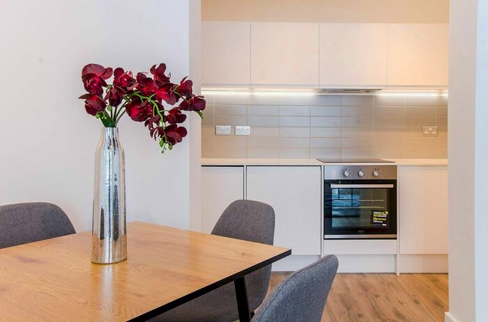 3 Bedroom Flat To Rent In Kew Bridge Court, Chiswick, London, W4