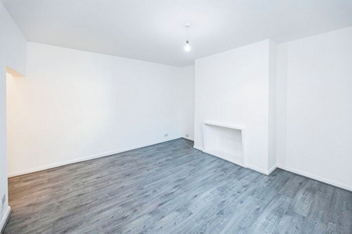 2 Bedroom Property To Rent In Adelaide Street, Halifax, HX1