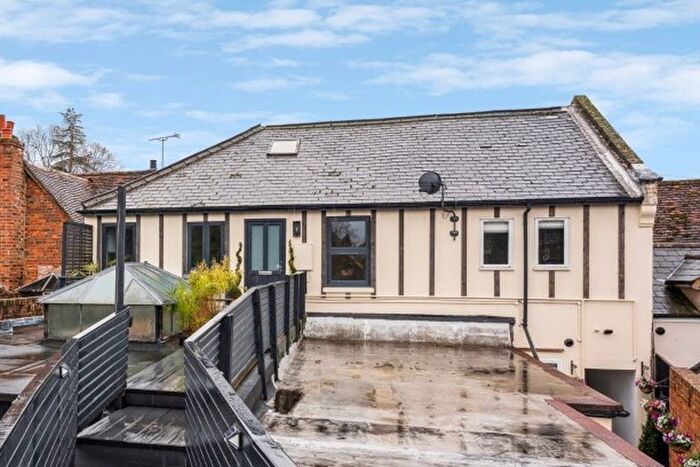 2 Bedroom Flat For Sale In High Street, Cookham, SL6