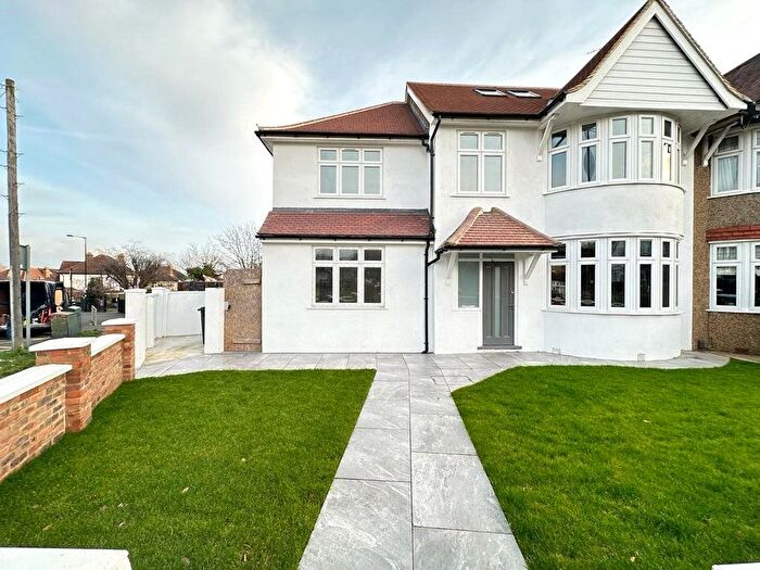 4 Bedroom Semi-Detached House To Rent In South Way, Croydon, CR0