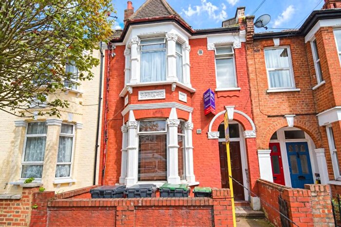 Apartment To Rent In Abbotsford Avenue, South Tottenham, London, N15