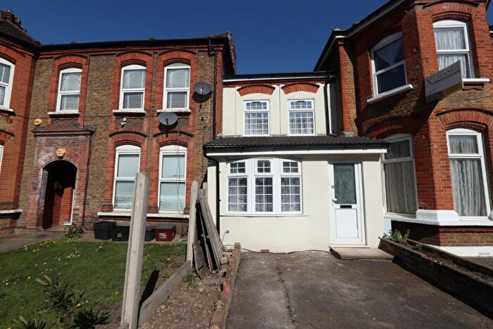 2 Bedroom Cottage To Rent In York Road, Ilford, IG1