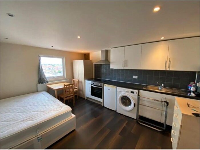 Studio To Rent In London Road, London, SW17