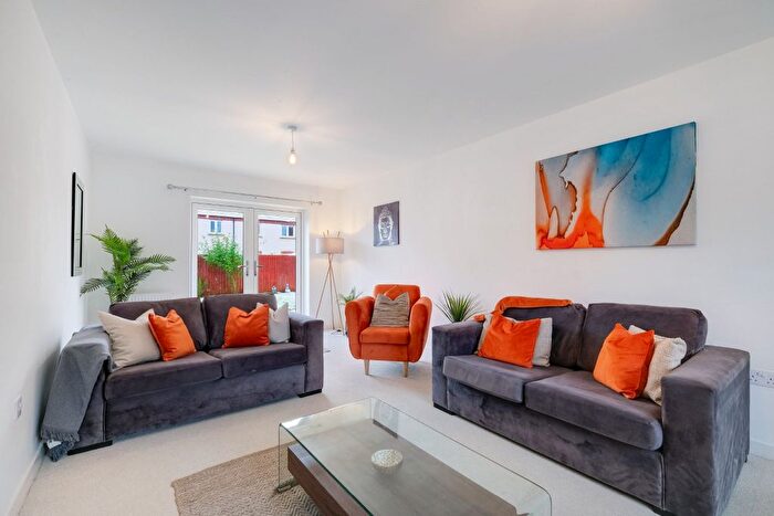 6 Bedroom Semi-detached House To Rent In Redcar Road, Bicester, OX26