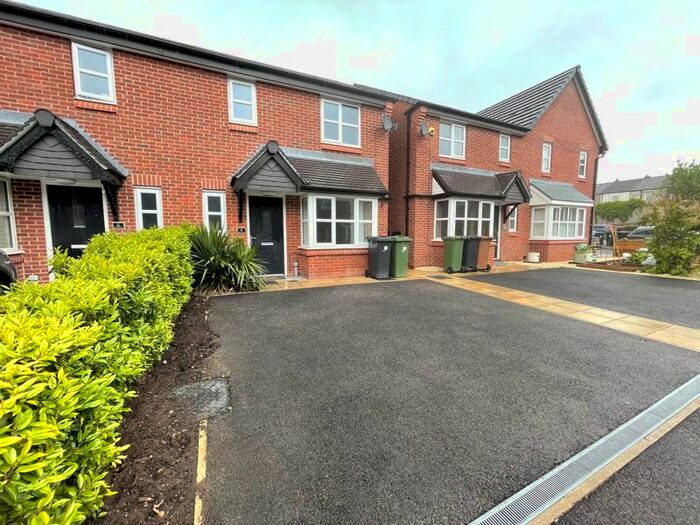 3 Bedroom Semi-Detached House To Rent In Weavers Gate, Hyde, SK14