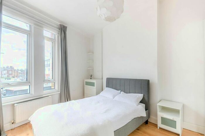 2 Bedroom Flat To Rent In Balham High Road, Balham, London, SW12