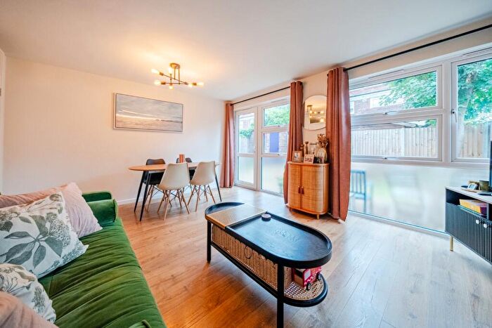 2 Bedroom Maisonette For Sale In Larch Close, Balham, London, SW12
