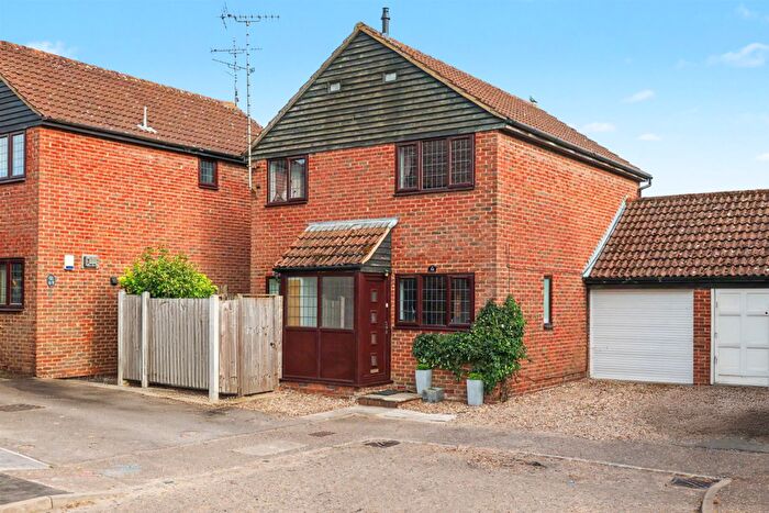 3 Bedroom Link Detached House For Sale In Brockenhurst Way, Bicknacre, Chelmsford, Essex, CM3
