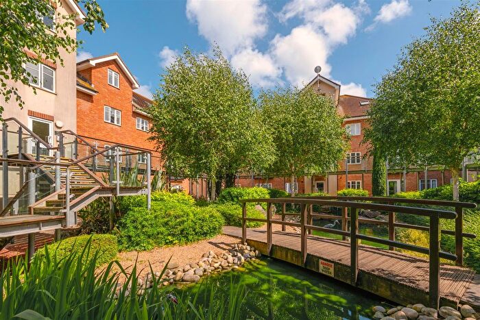 2 Bedroom Flat To Rent In Lumley Road, Horley, RH6