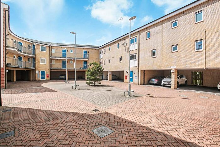 2 Bedroom Flat For Sale In Spectre Court, Hatfield, AL10