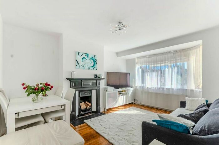 3 Bedroom Flat To Rent In Braeside Avenue, Wimbledon, London, SW19