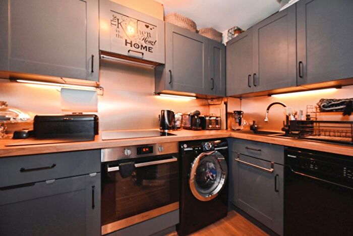 2 Bedroom Flat For Sale In Kelvin Gate, Bracknell, RG12