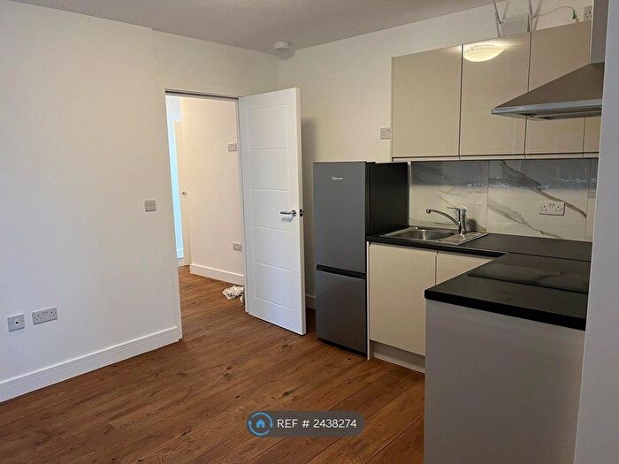 Studio To Rent In Ballards Lane, London, N3