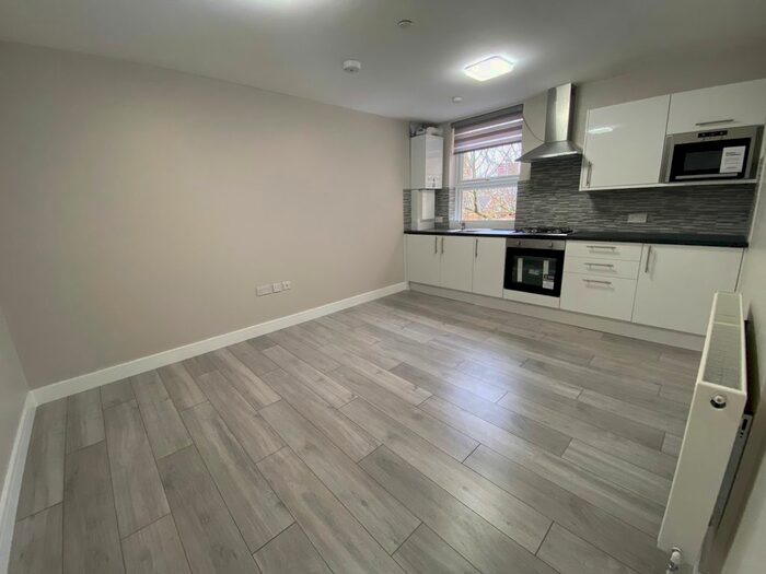 2 Bedroom Flat To Rent In Blythe Road, Sheperds Bush, London W14