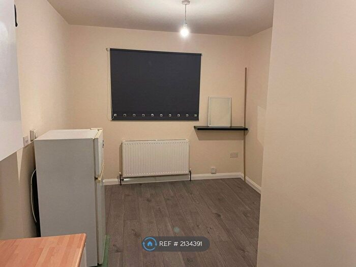 Studio To Rent In Castle Avenue, West Drayton, UB7