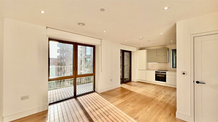 2 Bedroom Flat To Rent In Hive House, Capital Interchange Way, Brentford, TW8