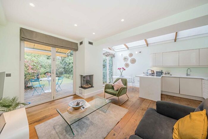 2 Bedroom Flat For Sale In Tavistock Road, Notting Hill, W11