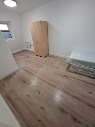 Studio To Rent In Clifden Road, London, E5