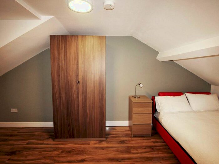 3 Bedroom Apartment To Rent In Queen Square, Leeds, West Yorkshire, LS2